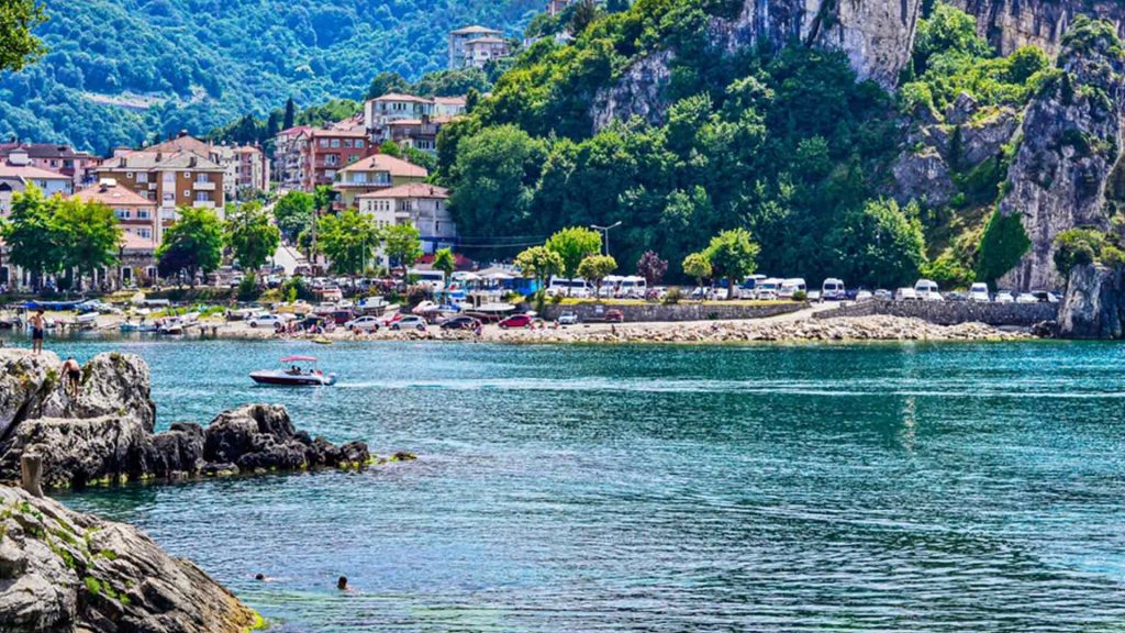 Amasra'nın deniz manzarası ve kayalıklarıyla çevrili sahil bölgesi