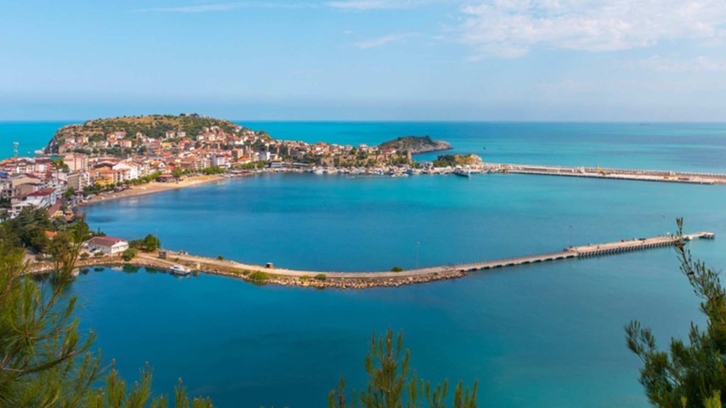 Amasra'nın kuş bakışı deniz manzarası ve yarımada görünümü.
