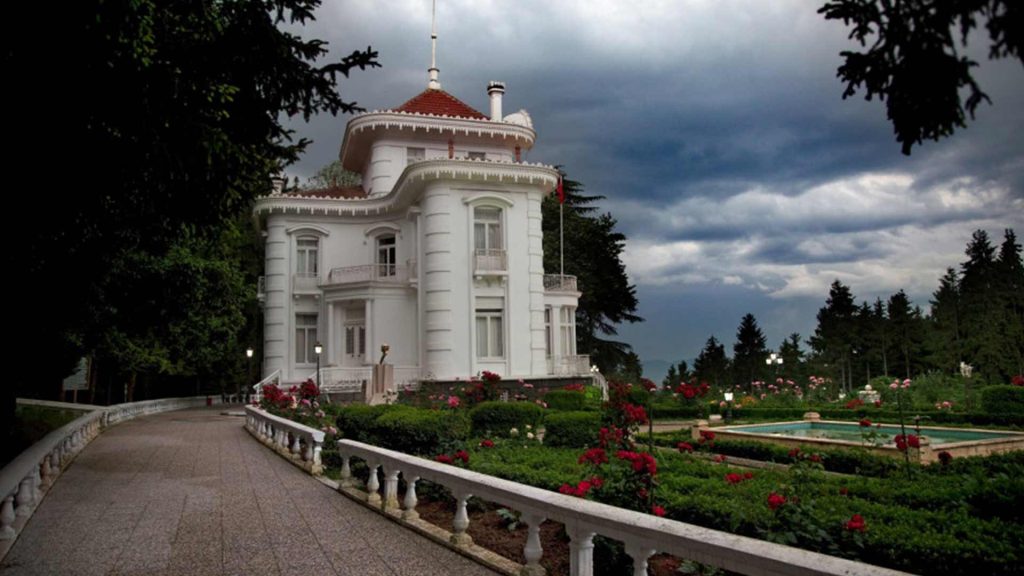 Trabzon'da Atatürk Köşkü, bahçe ve tarihi bina görüntüsü