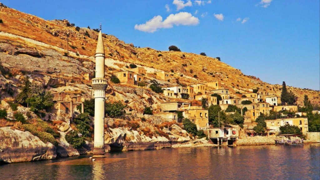 Halfeti'de su altında kalan cami ve altyapı tarihi yapıları.