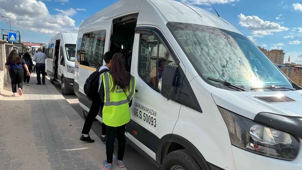 Kazan öğrenci servisi aracının ön görünümü.