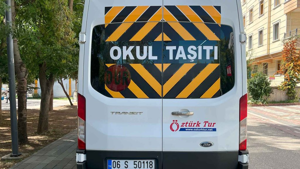 Kazan Öğrenci Servisi aracı yolda hareket ederken.