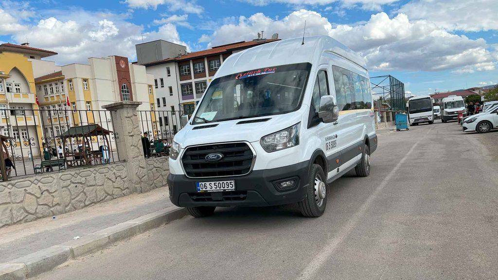 Öğrencilerin Kazan öğrenci servisi aracı içinde seyahat ederken görüntüsü.