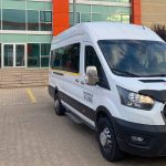 Personel taşımacılığı için kullanılan modern otobüs dış görüntüsü.