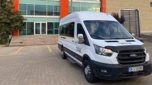 Personel taşımacılığı için kullanılan modern otobüs dış görüntüsü.