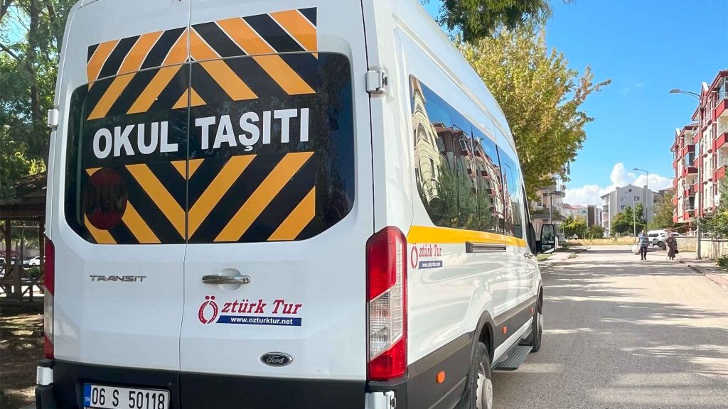 Kazan öğrenci servisi okul önünde duruyor.