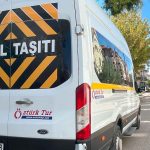 Kazan öğrenci servisi okul önünde duruyor.