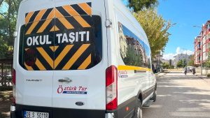 Kazan öğrenci servisi okul önünde duruyor.