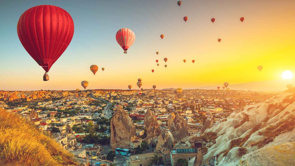 Nevşehir’de Kapadokya’nın etkileyici peri bacaları ve doğal yapılar